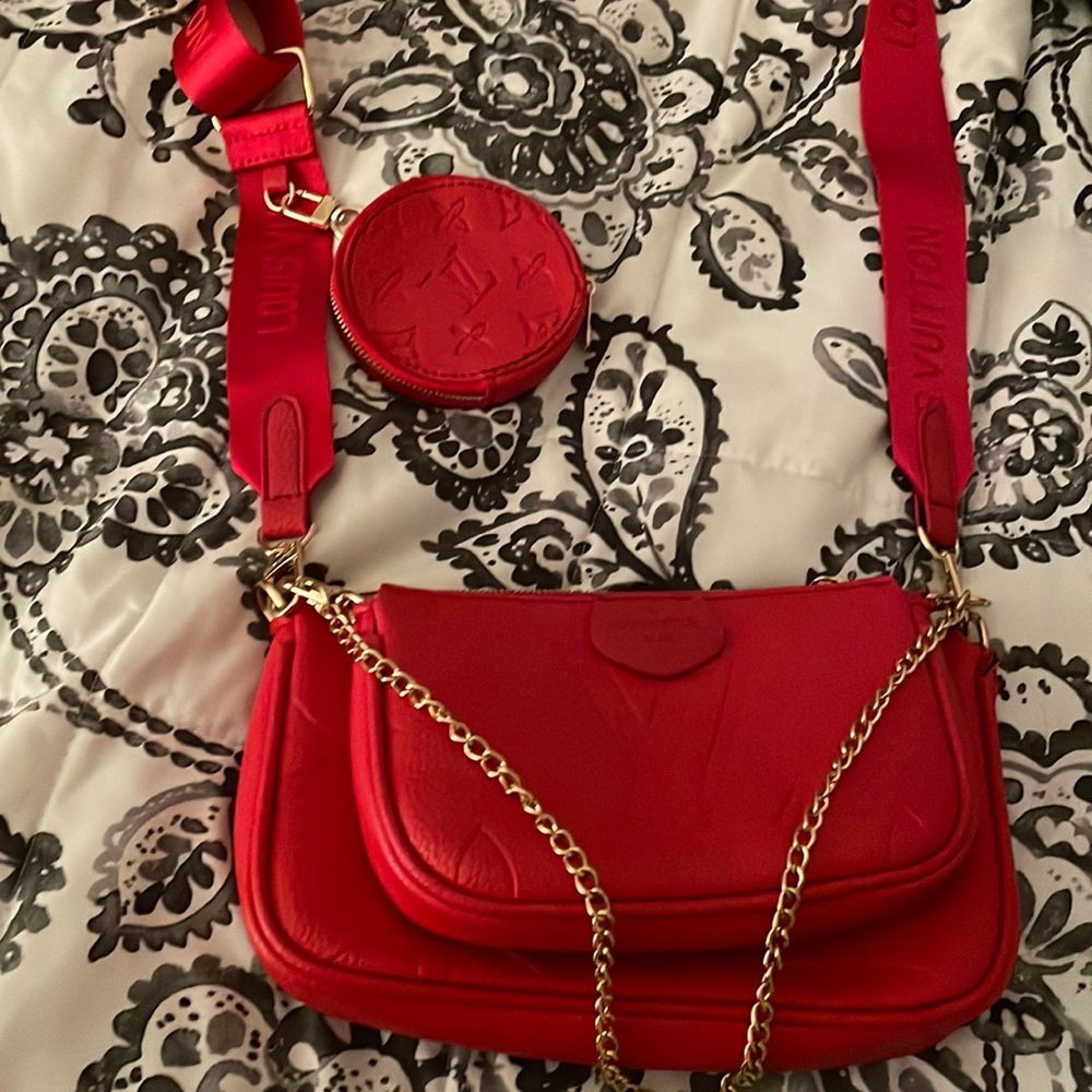 Red super cute trio purse w/duster bag. I do not know the measurements